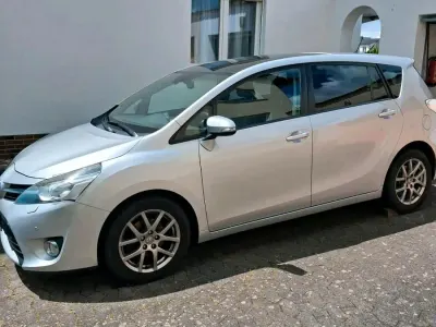Gebraucht Toyota Verso Executive 124 PS (91 kW) 2013 Silber Van / Kleinbus