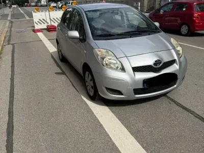 Gebraucht Toyota Yaris 69 PS (50 kW) 2009 Silber Kleinwagen