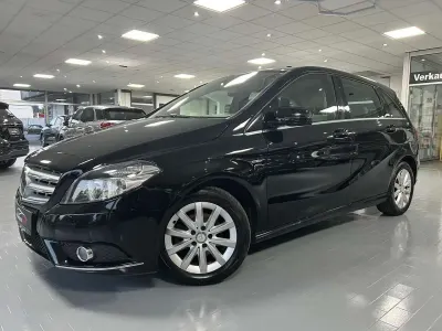 Gebraucht Mercedes B180 122 PS (89 kW) 2012 Kosmosschwarz Kleinwagen