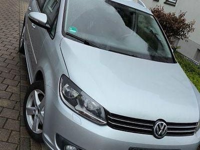 Second-hand VW Touran 177 CP (130 kW) 2015 Argintiu Monovolum