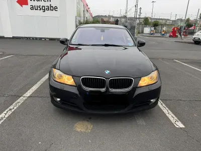 Gebraucht BMW 320 163 PS (119 kW) 2011 Schwarz Kombi