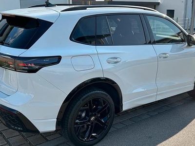 Gebraucht VW Tiguan R-line 204 PS (150 kW) 2024 Weiß SUV