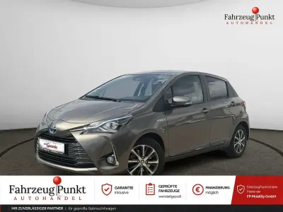 Gebraucht Toyota Yaris Hybrid Club 101 PS (74 kW) 2019 Gray metallic Limousine