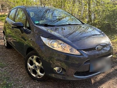 Gebraucht Ford Fiesta 97 PS (71 kW) 2010 Grau Kleinwagen