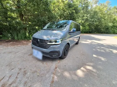 Gebraucht VW Multivan 204 PS (150 kW) 2023 Grau Van / Kleinbus