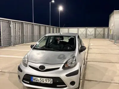 Używany Toyota Aygo 68 KM (50 kW) 2013 Srebrny Hatchback