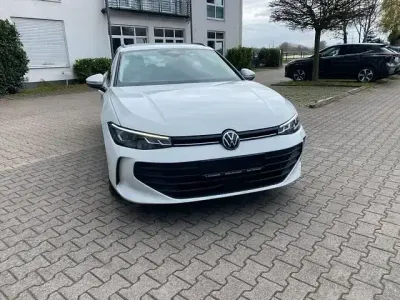 Gebraucht VW Passat Elegance 150 PS (110 kW) 2024 Grau Kombi