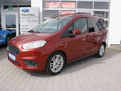 Używany Ford Tourneo Courier Titanium 101 KM (74 kW) 2021 Czerwony Minivan