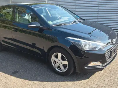 Gebraucht Hyundai i20 Classic 75 PS (55 kW) 2017 Schwarz Limousine