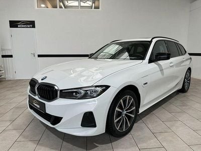 Weiß Gebraucht 2022 BMW 330e Sport Line Kombi | 28.790 € (Fairer Preis)