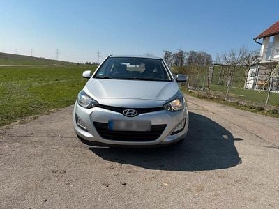 Gebraucht Hyundai i20 86 PS (63 kW) 2013 Silber Kleinwagen