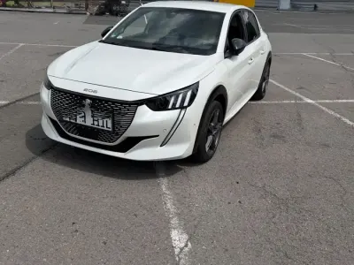Gebraucht Peugeot e-208 GT 100 kW (136 PS) 2022 Weiß Kleinwagen