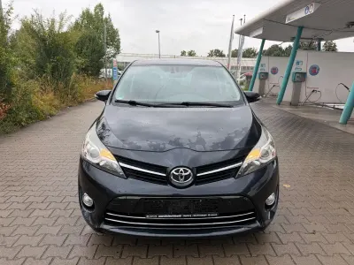 Gebraucht Toyota Verso Comfort 132 PS (97 kW) 2014 Grün Van / Kleinbus