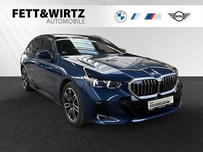 Phytonicblau metallic Gebraucht 2024 BMW i5 M Sport Kombi | 57.437 € (Superpreis)