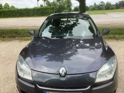Gebraucht Renault Mégane Authentique 101 PS (74 kW) 2012 Grau Limousine