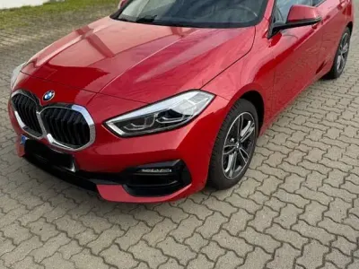 Gebraucht BMW 118 Sport Line 140 PS (102 kW) 2019 Rot Limousine