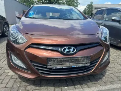Gebraucht Hyundai i30 Classic 99 PS (72 kW) 2013 Braun Limousine