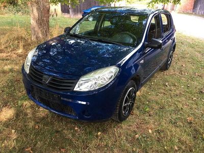 Blau Gebraucht 2010 Dacia Sandero Limousine | 3.350 € (Teuer)