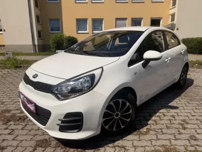 Gebraucht Kia Rio Play 84 PS (61 kW) 2015 Weiß Limousine