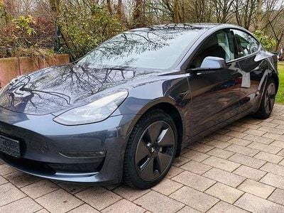 Grau Gebraucht 2023 Tesla Model 3 Long Range RWD Limousine | 30.940 € (Fairer Preis)