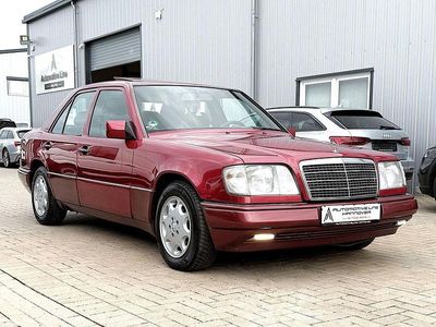 Gebraucht Mercedes E220 150 PS (110 kW) 1994 Rot Limousine