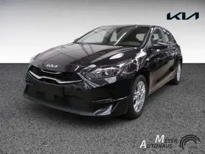 Używany Kia Ceed Comfort 140 KM (102 kW) 2025 Czarny Hatchback