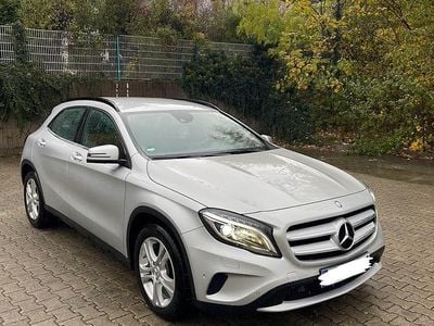 Grau Gebraucht 2014 Mercedes GLA200 SUV | 11.800 € (Fairer Preis)