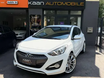Gebraucht Hyundai i30 Classic 99 PS (72 kW) 2015 Polar white / sol Coupé
