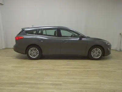 Usado Ford Focus Titanium 120 HP (88 kW) 2019 Cinzento Sedan