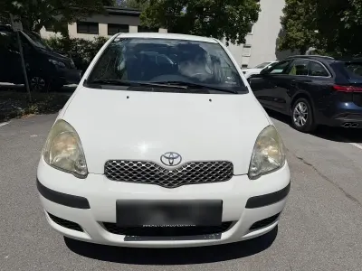 Gebraucht Toyota Yaris 90 PS (66 kW) 2003 Weiß Kleinwagen