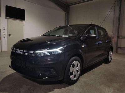 Neu Dacia Sandero Essentiel 91 PS (66 kW) 2025 Nacreschwarz metallic Limousine