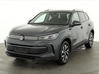 Delfingrau metallic Neu 2025 VW Tiguan Life SUV | 46.995 €