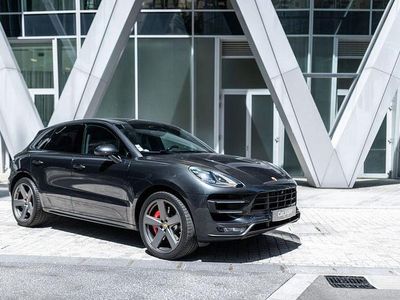 Grau Gebraucht 2017 Porsche Macan Turbo Performance Package SUV | 57.499 €