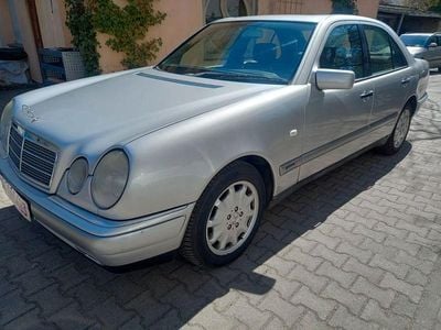 Usata Mercedes E240 Elegance 170 CV (125 kW) 1997 Argento Berlina
