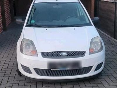 Weiß Gebraucht 2007 Ford Fiesta Kleinwagen | 799 € (Guter Preis)