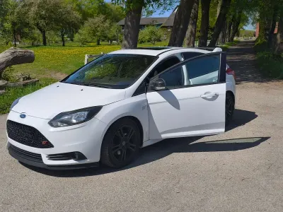 Gebraucht Ford Focus ST 250 PS (183 kW) 2014 Weiß Limousine
