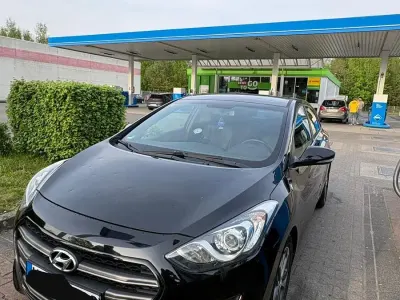 Gebraucht Hyundai i30 101 PS (74 kW) 2016 Schwarz Limousine