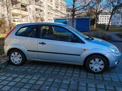 Gebraucht Ford Fiesta 80 PS (58 kW) 2004 Silber Kleinwagen