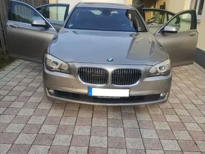 Gebraucht BMW 750 Sport Line 408 PS (300 kW) 2011 Gold Limousine