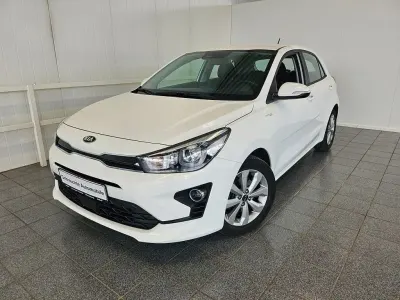 Używany Kia Rio Vision 101 KM (74 kW) 2021 Biały Sedan/Limuzyna