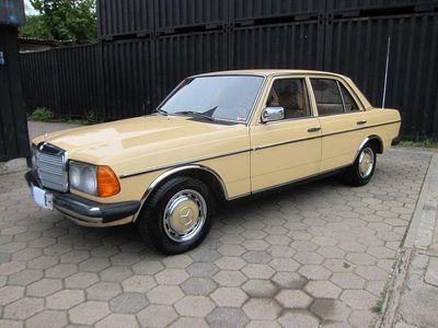 Gebraucht Mercedes 200 109 PS (80 kW) 1982 Gelb Limousine