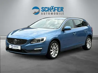 Gebraucht Volvo V60 Momentum 152 PS (111 kW) 2016 Blau Kombi