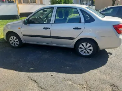 Second-hand Lada Granta 64 CP (47 kW) 2015 Argintiu Berlinǎ