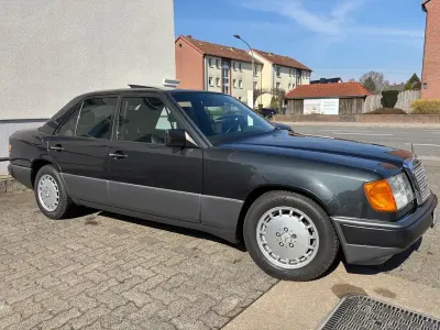 Gebraucht Mercedes 200 118 PS (86 kW) 1991 Schwarz Limousine