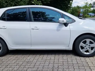 Gebraucht Toyota Auris Hybrid Life 136 PS (100 kW) 2011 Weiß Limousine