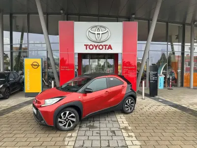 Neu Toyota Aygo X 72 PS (52 kW) 2025 Chili red / black mica SUV