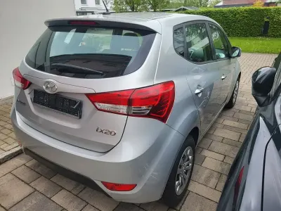 Gebraucht Hyundai i20 Space 90 PS (66 kW) 2018 Silber Van / Kleinbus