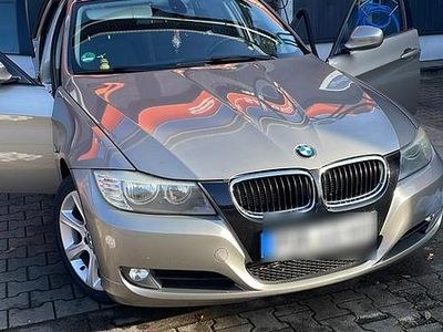 Gebraucht BMW 318 105 PS (77 kW) 2011 Grau Kombi