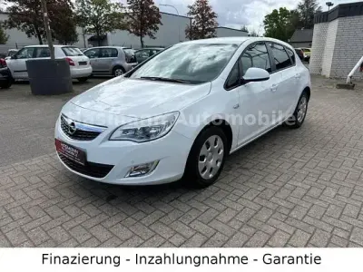 Gebraucht Opel Astra Design Edition 116 PS (85 kW) 2011 Schneeweiss/olympic/summit whi Limousine