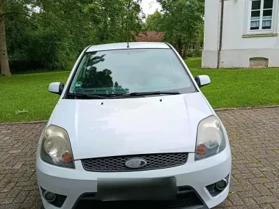 Gebraucht Ford Fiesta 75 PS (55 kW) 2009 Weiß Kleinwagen